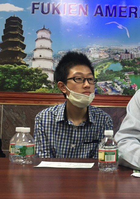 16歲的池昊哲身體虛弱，戴著口罩仍不停地咳嗽。(記者李玥/攝影)  
