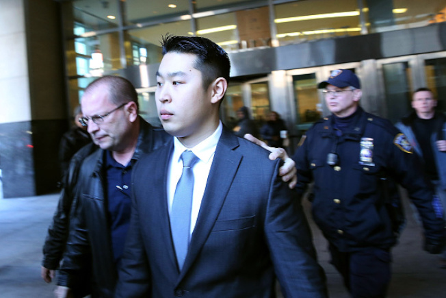 华裔警察梁彼得在2月11日被布碌仑检察官汤普森起诉后，走出法庭。 (Getty Images)