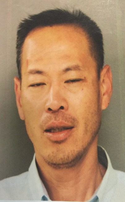 46岁的华男朱洪，假扮警察殴打华埠中餐馆东主，被芝加哥警局以重罪提控。 （芝加哥警局提供）