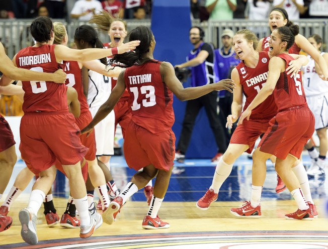 加拿大女籃隊員昨晚擊敗美國女籃奪魁後，欣喜若狂。(加通社)