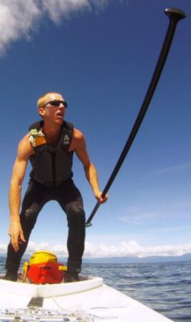 多倫多探險家普柯能昨天在安大略湖畔出發，將用五年時間以人力環遊全球。（圖：普柯能提供）
