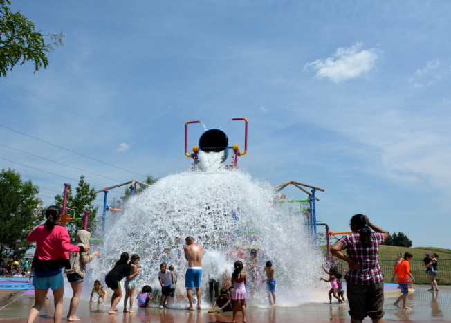 天气炎热，许多人在士嘉堡的水上公园（Kidstown Water Park）戏水。 （记者谢君／摄影）