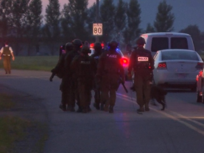 魁北克省特警队携带警犬搜捕行凶的枪手。 (CBC)