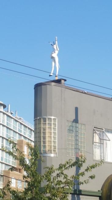 白色女惡魔14日「登上」東溫一棟建築樓頂。（取材自Twitter）