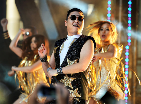 2012年，鸟叔掀起“江南style”风潮。