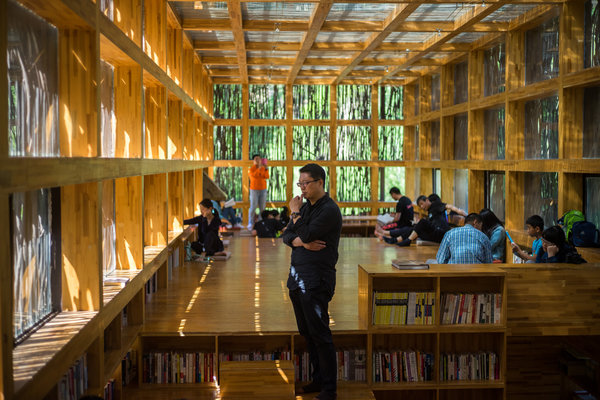 设计师李晓东从当地丰富的树枝资源中获得灵感，用它们来覆盖图书馆的屋顶和内墙。