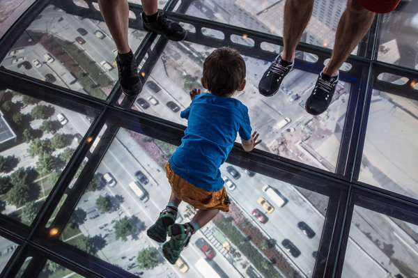 世贸中心一号楼的观景台揭幕当天，3岁的菲利克斯·迈因霍夫趴在空中，欣赏身下的风景。