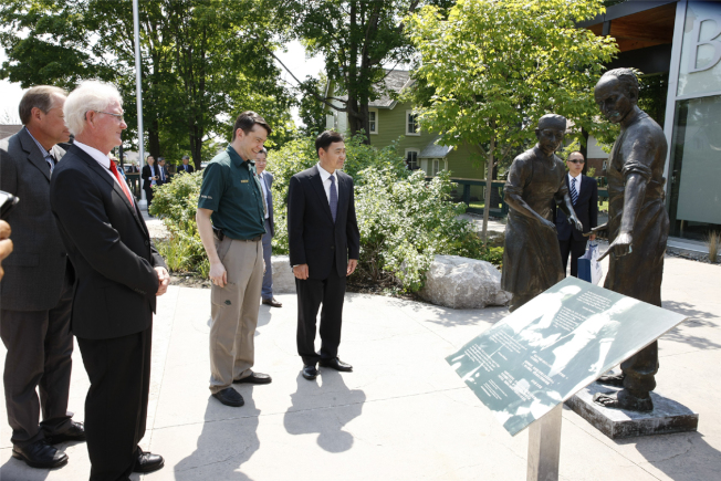 薛冰（左四）等人参观白求恩纪念馆。 （图：中领馆提供）