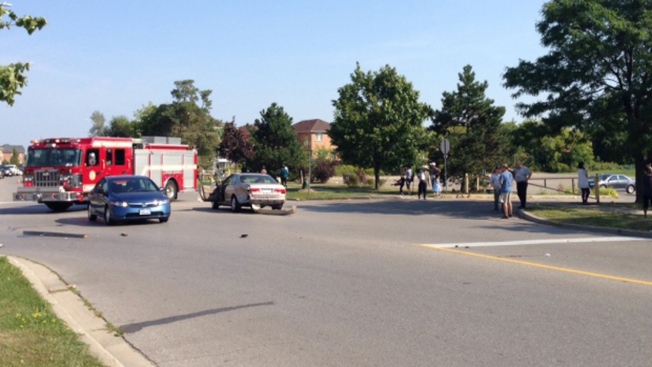 太古廣場附近發生大車禍，兩輛汽車停在事故現場的十字路口處，附近道路被關閉。（CTV）