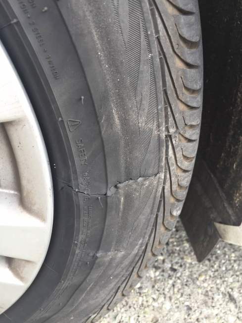 车胎有明显被利器划破的痕迹。 （受访者提供）