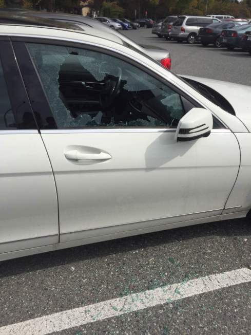 汽车玻璃遭砸破。 （受访者提供）