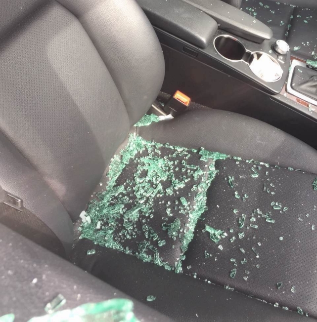 碎玻璃布满车内。 （受访者提供）