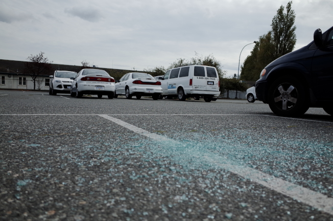 受害者遭抢劫的停车场，至15日地面上仍留有大量碎玻璃。 （记者朱冠华／摄影）