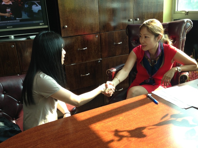 陈女士(左)感谢律师王君宇(右)。 (记者朱蕾/摄影)