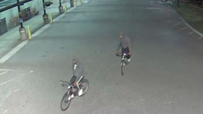 兩名男子穿深色衣服，於夜間騎單車搶劫路人。（圖：多倫多警方提供）