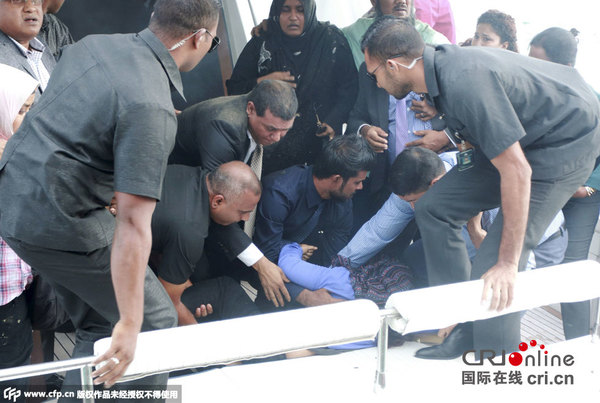 　　当地时间20154年9月28日，马尔代夫马尔，马尔代夫总统出行时其乘坐的游艇发生爆炸，总统本人并未受伤，但其妻子与两名助手受伤。图片来源CFP