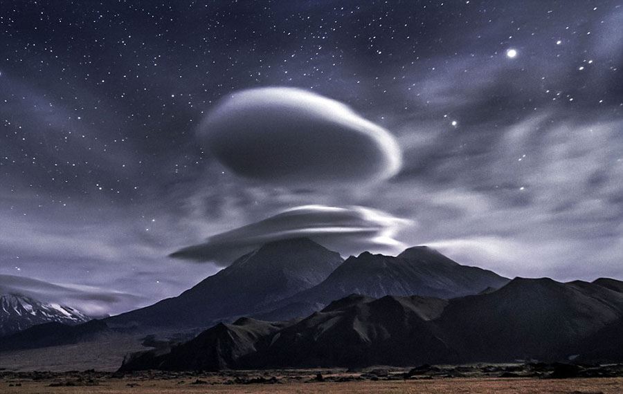 俄罗斯火山上空现罕见飞碟状云朵