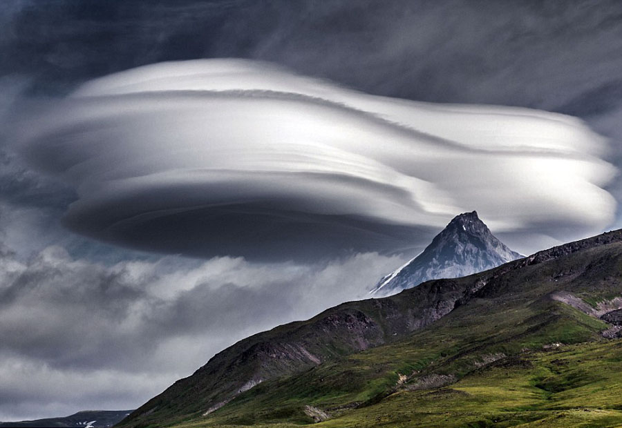 俄罗斯火山上空现罕见飞碟状云朵