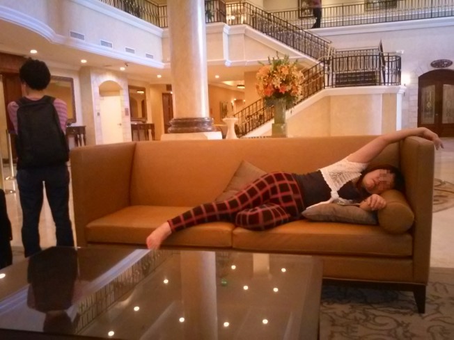 圣市居民黄女士日前目睹一名中国女游客在圣盖博一星级旅馆大堂沙发躺倒大睡，感觉很不礼貌。图为黄女士拍摄女游客当时情景。 （黄女士提供）