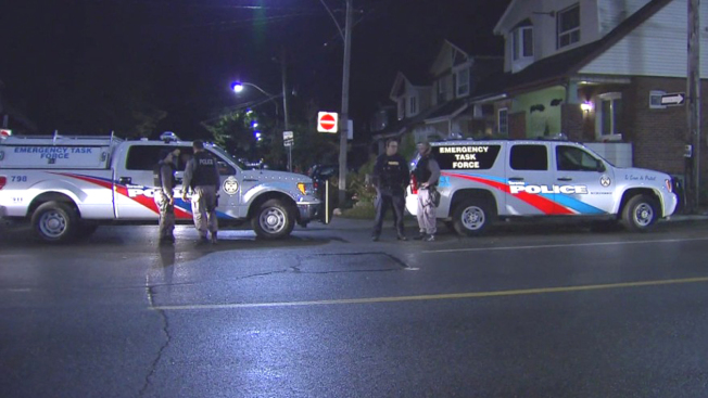 多市东区民宅内一名男子报案在Dundas Street与Coxwell Avenue附近被枪击，警方到现场调查。 （CityNews）