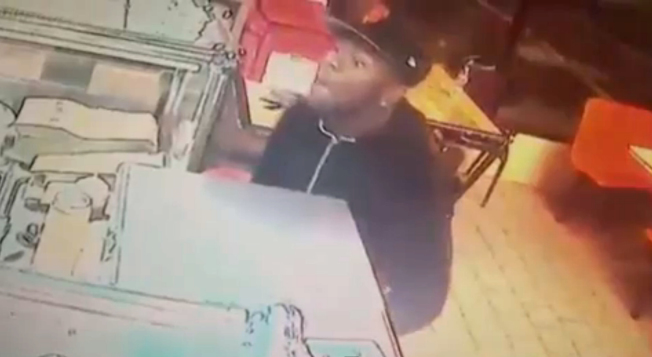 非洲裔青年持枪对着荣华中餐馆的店员辱骂。 (NYPD提供)