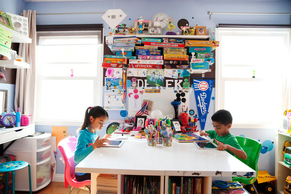 4岁的Derek和7岁的Isabella Galustians在玩他们的平板电脑。姐弟俩都拥有各自的平板电脑和父母的旧手机。手机上没有开通数据流量，只拿来玩游戏和使用手机应用。