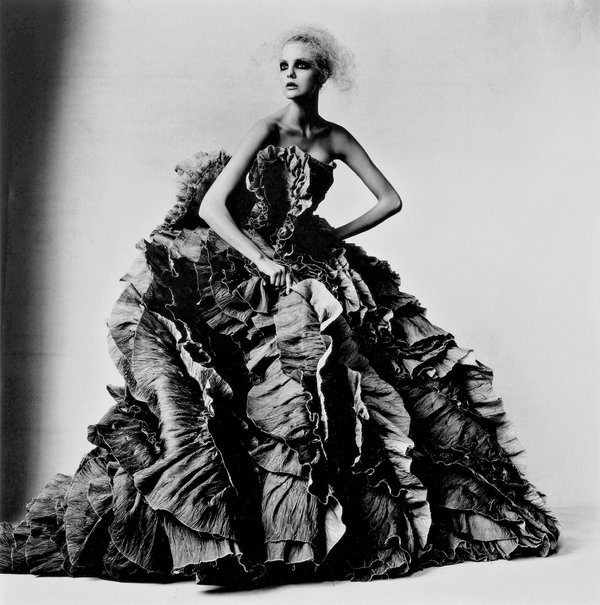欧文·潘2007年在纽约为Nina Ricci拍摄的奥利维耶·烈斯肯斯设计的舞会裙照片。潘的事业跨越几十年，从20世纪40年代一直到2009年去世。