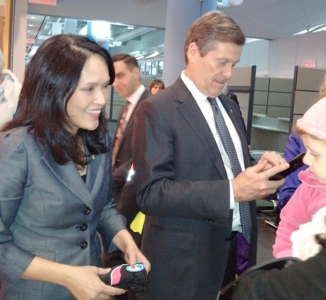 關慧貞（左）和多倫多市長莊德利（右）一起在皮爾遜國際機場迎接難民。（圖：關慧貞辦公室提供）