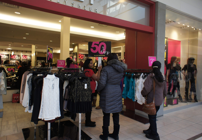 九成加拿大國民表示，不會在節日期間大肆消費。(本報資料照片)