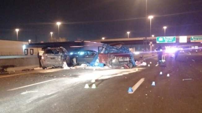 QEW咸美頓段昨晚發生五車相撞，導致兩人殞命。（圖：安省省警提供）