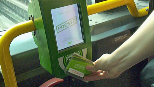 公车局考虑提高高峰时期票价，今年年底前所有街车将均能刷储值卡。 （CBC）