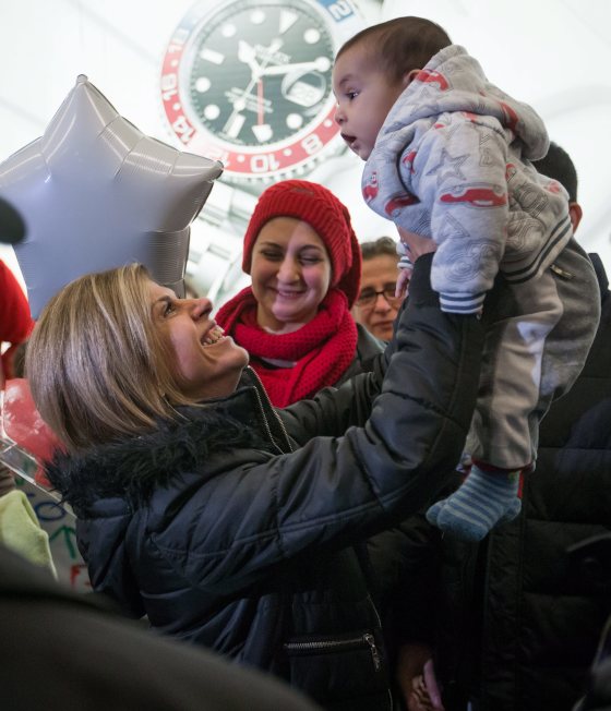 喪生小難民亞藍的伯父穆罕默德庫迪全家抵達溫哥華，姑姑狄瑪在機場迎接，她抱起五個月大的姪兒謝爾萬，不勝歡喜。（美聯社）