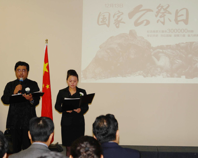 加拿大南京同乡会会长王海澄（左）指出，共有200 多位南京乡亲参加活动、全场有300多位华人参与。 （记者葛健生／摄影）