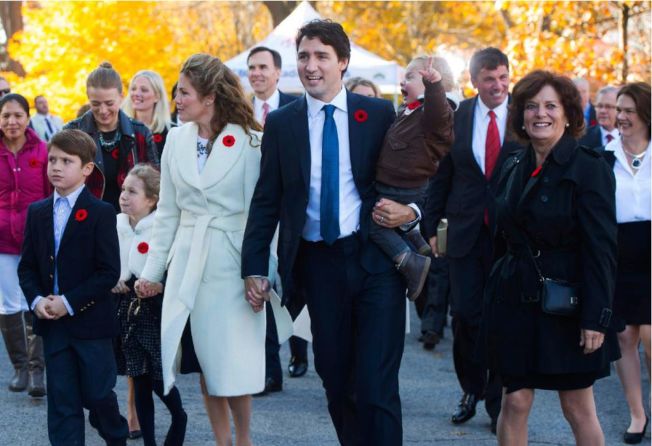 杜鲁多偕家人与新任内阁成员宣誓就职，为加拿大写下历史新页。 （CBC）