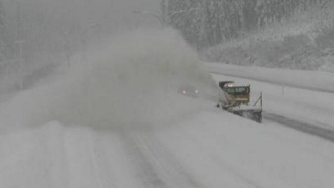 高贵哈拉公路13日晚会大降雪。 （取自推特）