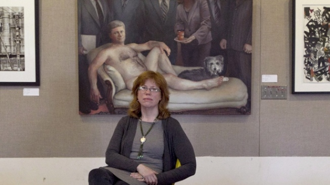 苏芙兰当年展售她的哈珀裸体油画作品。 （本报资料照片）