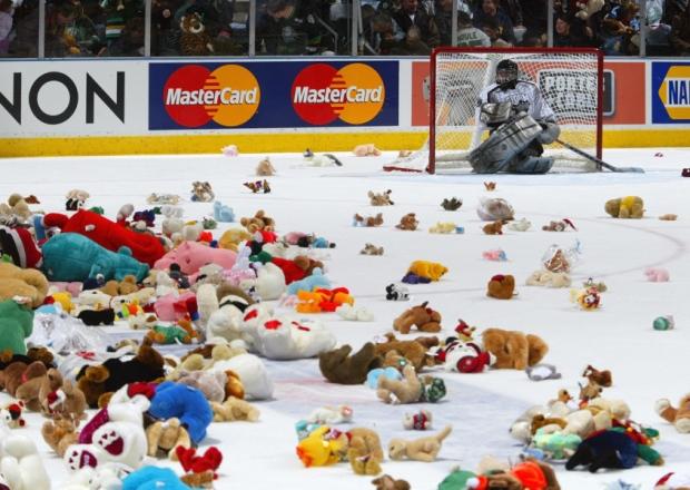 被攻陷！冰球观众狂投数万泰迪熊 致比赛中断