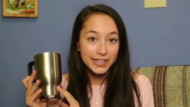 靓丽加拿大女孩发明水杯手机充电器