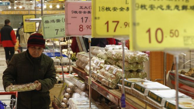 一位老太太在北京一间超级市场挑鸡蛋