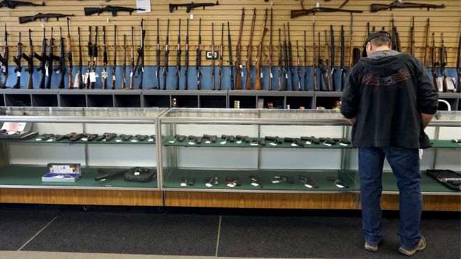 一名顾客在科罗拉多州一家枪械店选购枪支