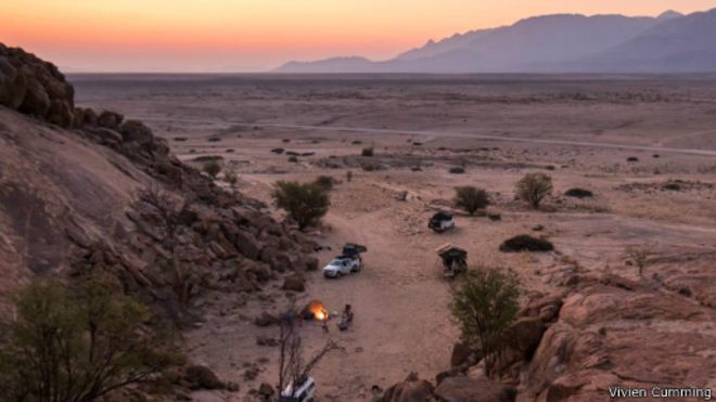 黄昏时分从帐篷望向沙漠的美景。