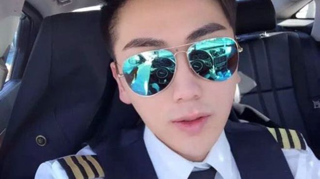 中国国航飞行员起飞前在驾驶舱玩直播被处分