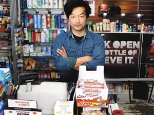 韩裔艺术家崔宏根据家庭移民开店经历创作的电