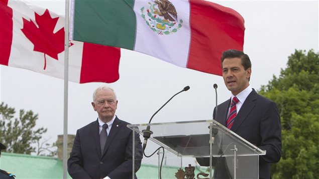 正在加拿大访问的墨西哥总统涅托（右）与加拿大总督约翰斯顿见面。