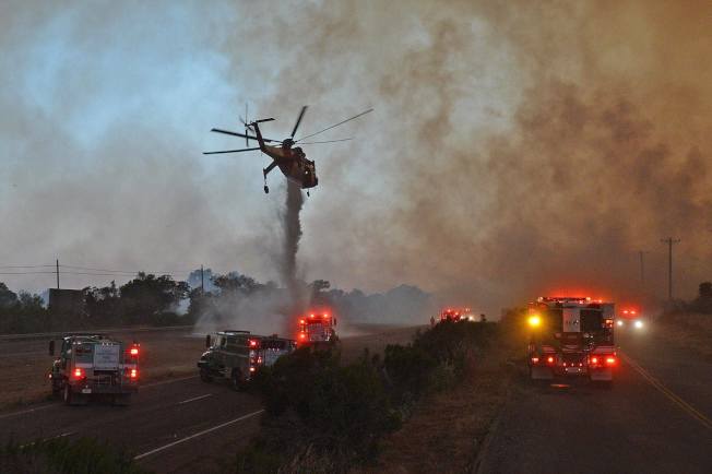 ●  美國加州夏季天乾物燥，是森林大火好發季節，當地時間15日聖巴巴拉森林區開始竄火苗，目前已燒掉4000英畝林地，大約是1600餘公頃。（中央社摘自聖巴巴拉市消防局臉書）