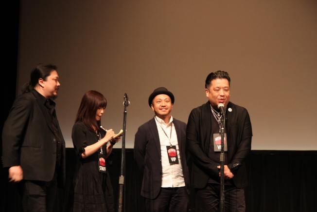 “日本最坏的家伙”导演白石和弥(右二)及制片千叶善纪(右一)出席影展开幕式与观众座谈，左一为Samuel Jamier。（记者许雅钧/摄影）