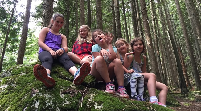 五個小女孩化身小小搜救人員幫忙尋找受困的登山客。（取材自Daily Hive）