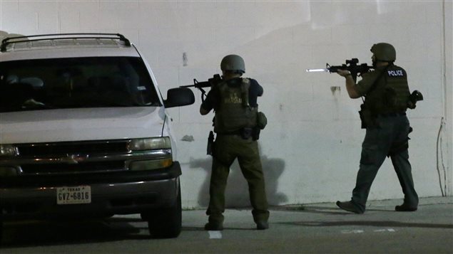 警方在达拉斯市区设立警戒线搜捕枪手嫌疑人