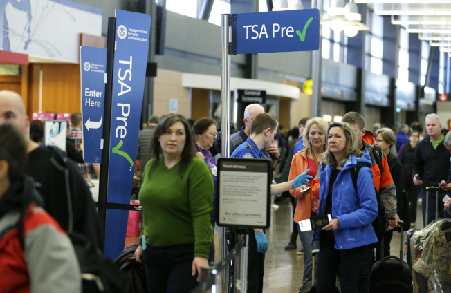 参加机场的预检制度很值得，可快速通过安检，不需脱鞋，非常节省时间。(Getty Images)