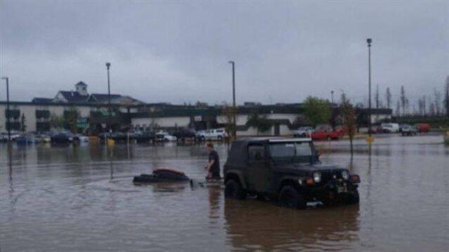 麦克默里堡许多街道被大雨带来的积水淹没
